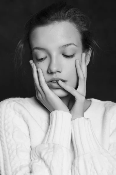 Mooie vrouw in witte trui op zwarte achtergrond. Zwart en — Stockfoto