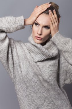 Esmer kadın topuz saç modeli ile ve tarafsız olun poz kadar