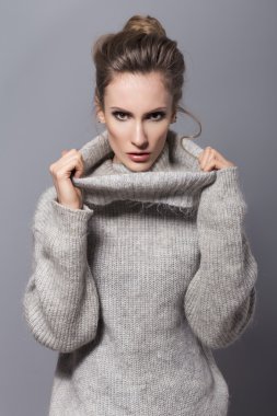 Esmer kadın topuz saç modeli ile ve tarafsız olun içinde poz 