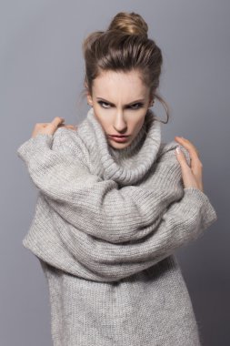 Esmer kadın topuz saç modeli ile ve tarafsız olun içinde poz 