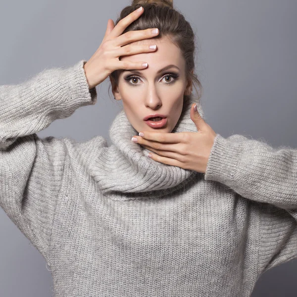 Brunette woman with bun hairstyle and neutral make up posing in — Stock Photo, Image