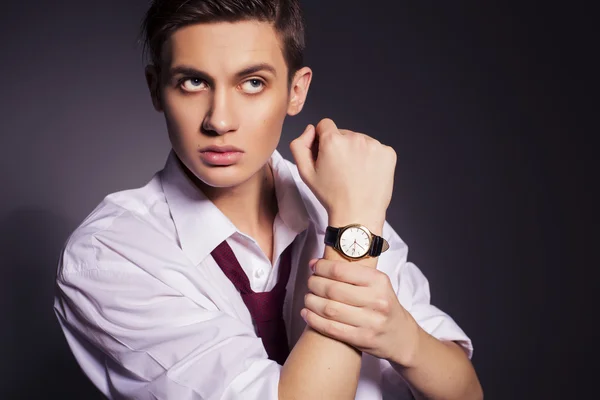 Hombres guapos jóvenes en traje camisa y corbata roja desgaste relojes lookin —  Fotos de Stock