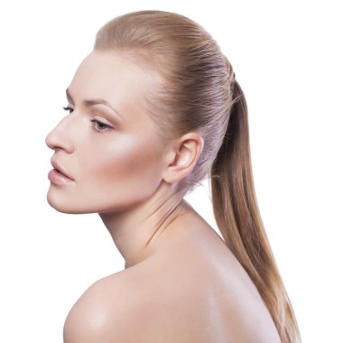 Güzellik. Sarışın kadın ile at kuyruğu. Taze temiz cilt, tarafsız ma