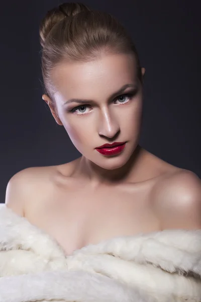 Beauty Woman Retrato en pelaje blanco con piel limpia fresca, s —  Fotos de Stock