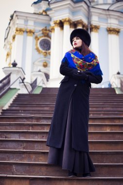 Sonbahar günü açık havada güzel esmer Rus soylu. Re