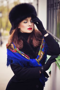 Sonbahar günü açık havada güzel esmer Rus soylu. Re