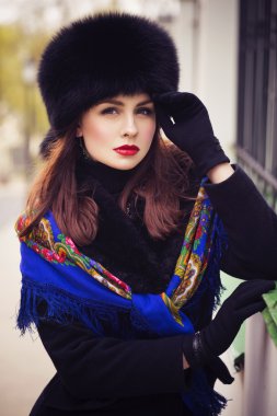 Sonbahar günü açık havada güzel esmer Rus soylu. Re