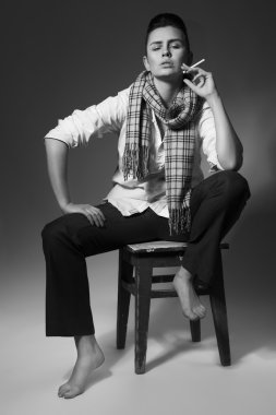 Androgyn travesti kadın erkek kıyafeti: takım elbise gömlek. kapalı. siyah ve beyaz