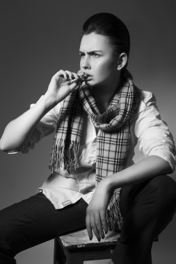 Androgyn travesti kadın erkek kıyafeti: takım elbise gömlek. kapalı. siyah ve beyaz