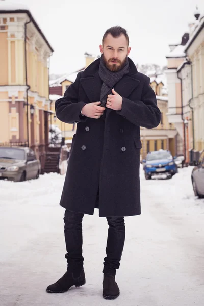 Schöner bärtiger Mann in Jacke draußen. Schneekaltes Wetter — Stockfoto