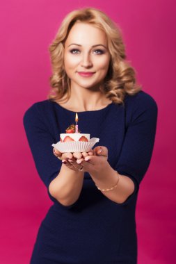 Güzel sarışın kadın lüks mavi elbise ve kıvırcık saç modeli 