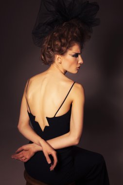 Siyah koyu siyah kuğu dumanlı gözler makyaj ile esmer kadın