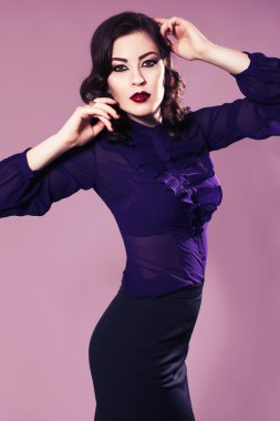 Karanlık etek ve bluz akşam m ile güzel esmer kadın