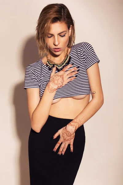 Bella donna bionda sexy con trucco e tatuaggio mehendi in s — Foto Stock