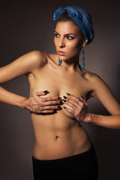 Bella donna bionda sexy con trucco e topl tatuaggio mehendi — Foto Stock