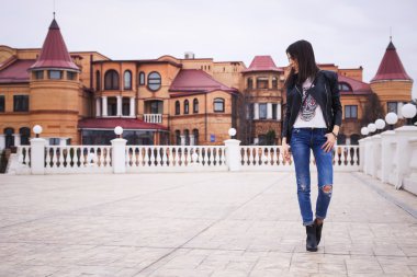 güzel esmer kadın üzerinde yürüyen siyah deri ceketli 