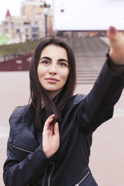 Bella donna bruna su una passeggiata nella città europea utilizzando il suo sm — Foto Stock