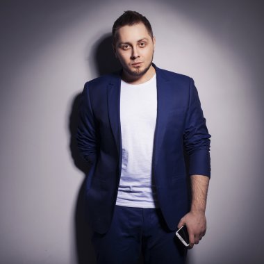 Telefonunu çalışma mavi rahat iş elbiseli şık yakışıklı adam