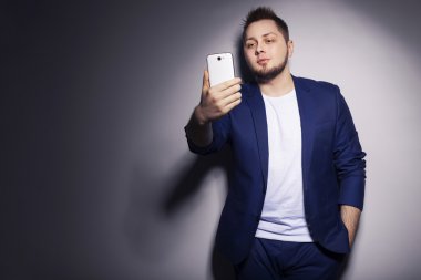 Telefonunu çalışma mavi rahat iş elbiseli şık yakışıklı adam