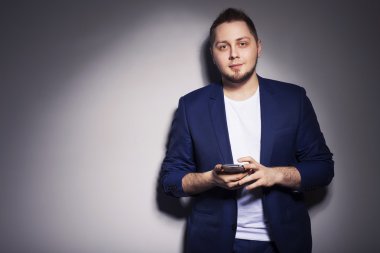 Onun üzerinde çalışma mavi rahat iş elbiseli şık yakışıklı adam