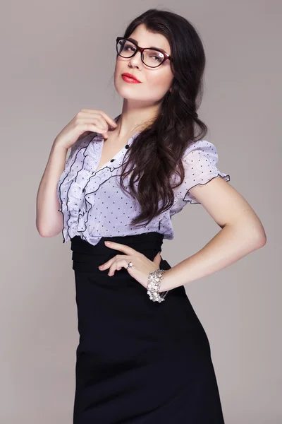 Mooie brunette Kaukasische zakenvrouw in klassieke jurk en — Stockfoto