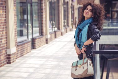 Esmer güzel şık beyaz kadın gündelik kıyafeti üzerinde bir