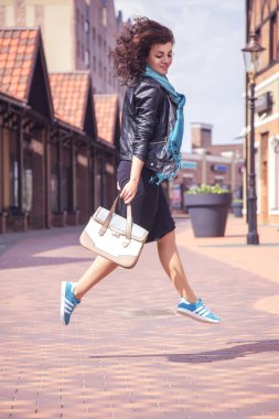 Esmer güzel şık beyaz kadın gündelik kıyafeti üzerinde bir