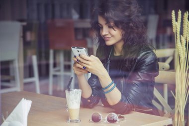 Esmer güzel şık beyaz kadın gündelik kıyafeti üzerinde bir