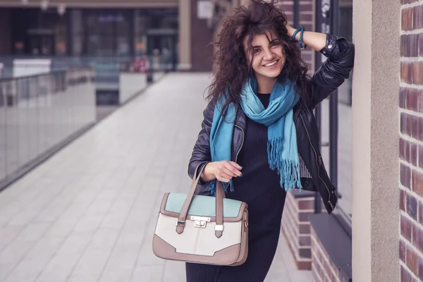 Brünette schöne stilvolle kaukasische Frau in lässigem Outfit auf einem — Stockfoto