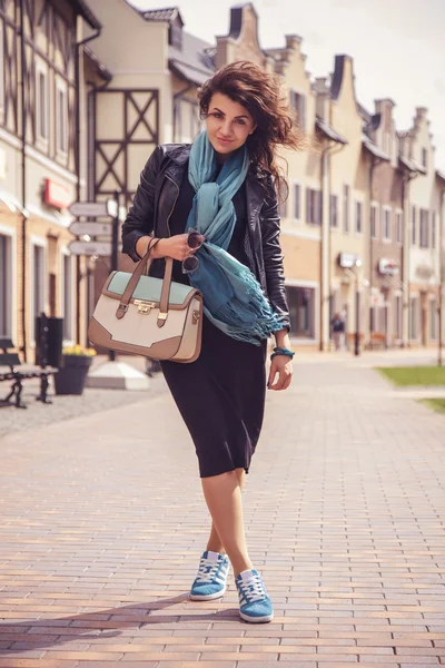 Брюнетка красивая стильная кавказская женщина в повседневной одежде на — стоковое фото
