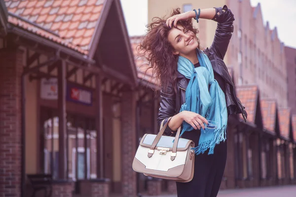 Brunette mooie stijlvolle Kaukasische vrouw in casual outfit op een — Stockfoto