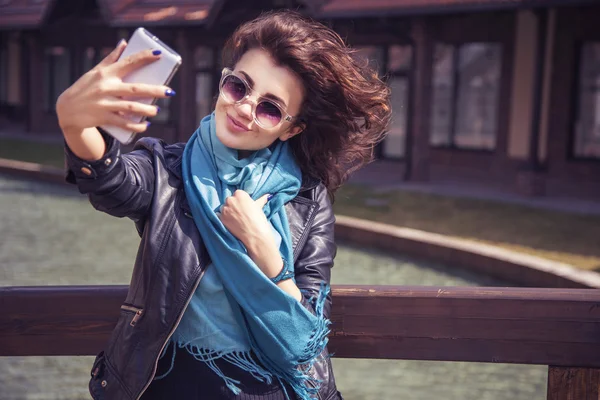 Esmer güzel şık beyaz kadın gündelik kıyafeti üzerinde bir — Stok fotoğraf