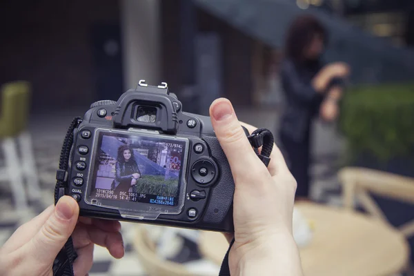 Fotógrafo disparando a una hermosa mujer morena en un paseo por eu —  Fotos de Stock