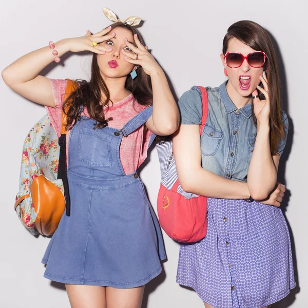 Deux belles femmes brunes (filles) adolescentes passent du temps à togeth — Photo