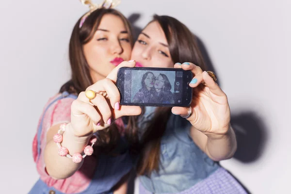 Twee mooie brunette vrouwen (meisjes) tieners besteden tijd togeth — Stockfoto