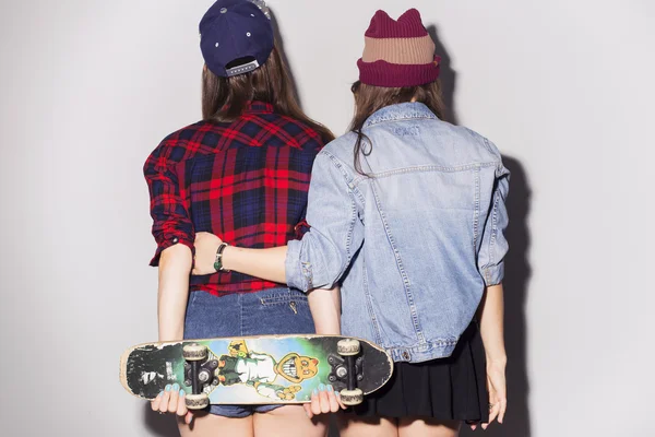 Dvě krásné bruneta ženy (dívky) teenageři tráví čas togethe — Stock fotografie