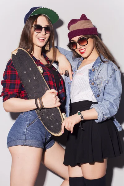 Deux belles femmes brunes (filles) adolescentes passent du temps à togeth — Photo