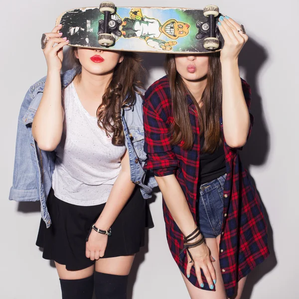 Duas mulheres morenas bonitas (meninas) adolescentes passam o tempo togeth — Fotografia de Stock