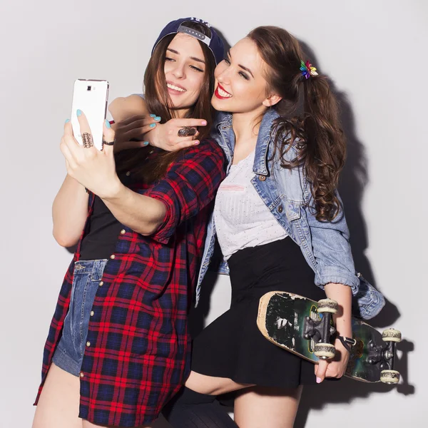 Twee mooie brunette vrouwen (meisjes) tieners besteden tijd togeth — Stockfoto