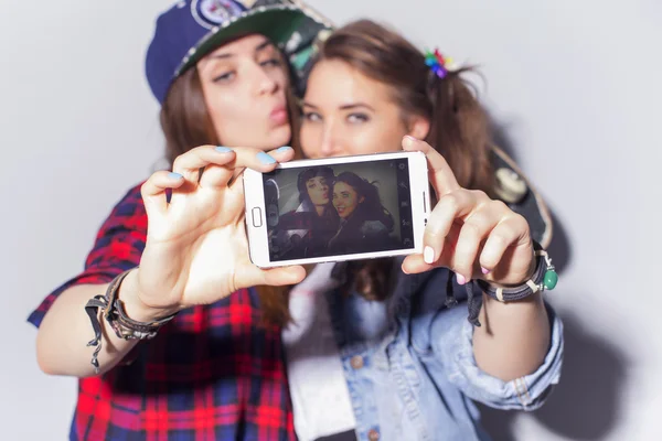 Dos hermosas mujeres morenas (chicas) adolescentes pasan tiempo togeth —  Fotos de Stock