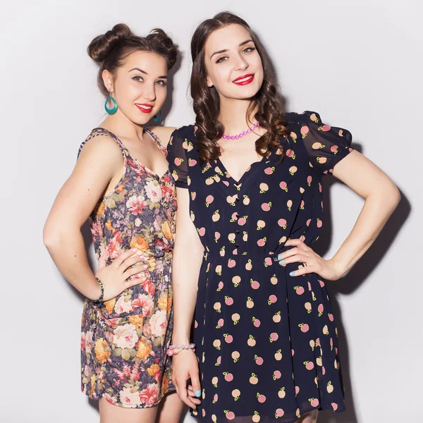 Twee mooie brunette vrouwen (meisjes) tieners besteden tijd togeth — Stockfoto