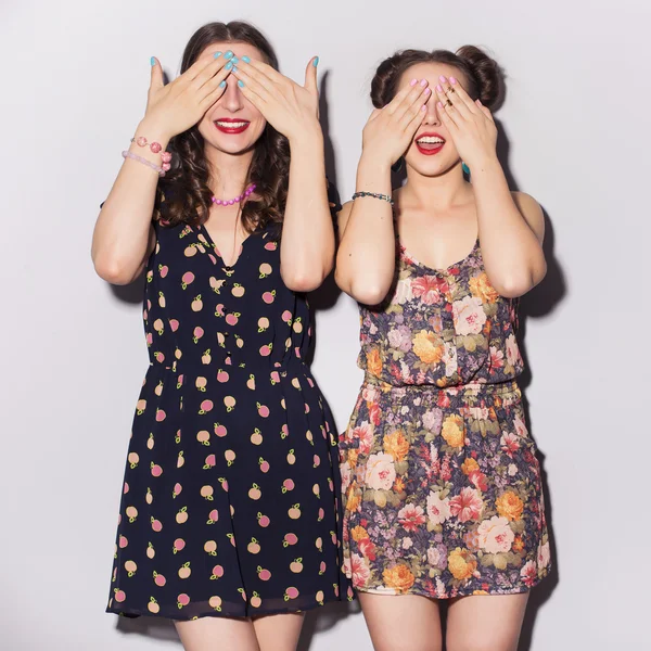Zwei schöne brünette Frauen (Mädchen) Teenager verbringen Zeit miteinander — Stockfoto