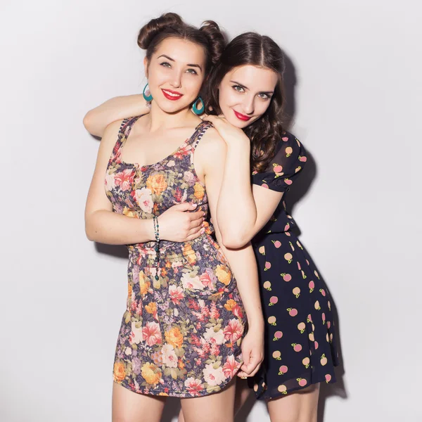 Dwóch nastolatków piękna brunetka kobiety (dziewczyny) spędzić czas sobą współpracować — Zdjęcie stockowe