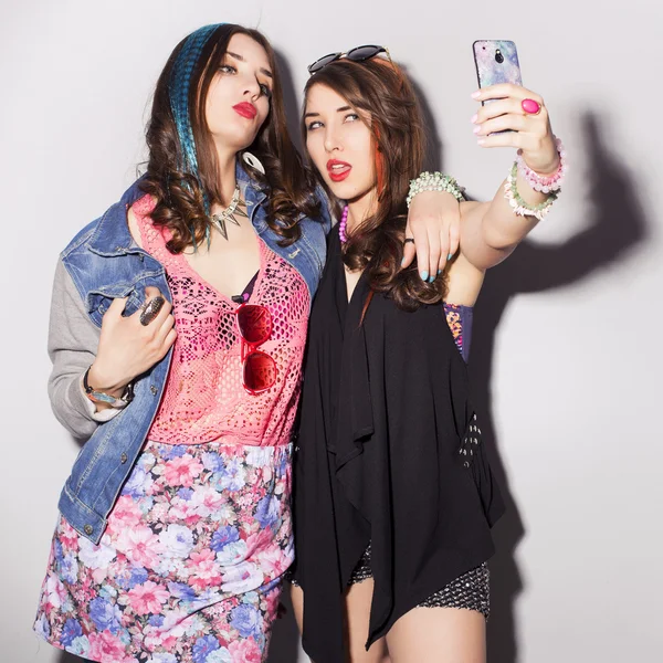 Två vackra brunett kvinnor (flickor) tonåringar tillbringar tid tillsammans — Stockfoto