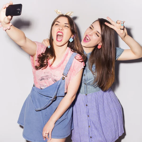 Duas mulheres morenas bonitas (meninas) adolescentes passam o tempo togeth Fotografia De Stock