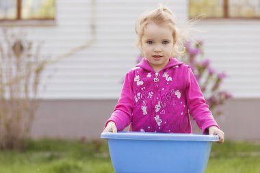Küçük kız çocuk oynamak, eğlenmek. açık havada