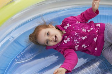 Küçük kız çocuk oynamak, eğlenmek. açık havada