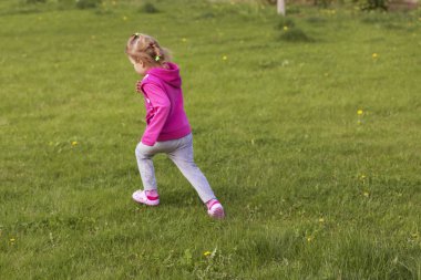 Küçük kız çocuk oynamak, eğlenmek. açık havada