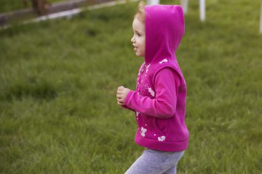 Küçük kız çocuk oynamak, eğlenmek. açık havada