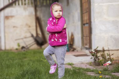Küçük kız çocuk oynamak, eğlenmek. açık havada